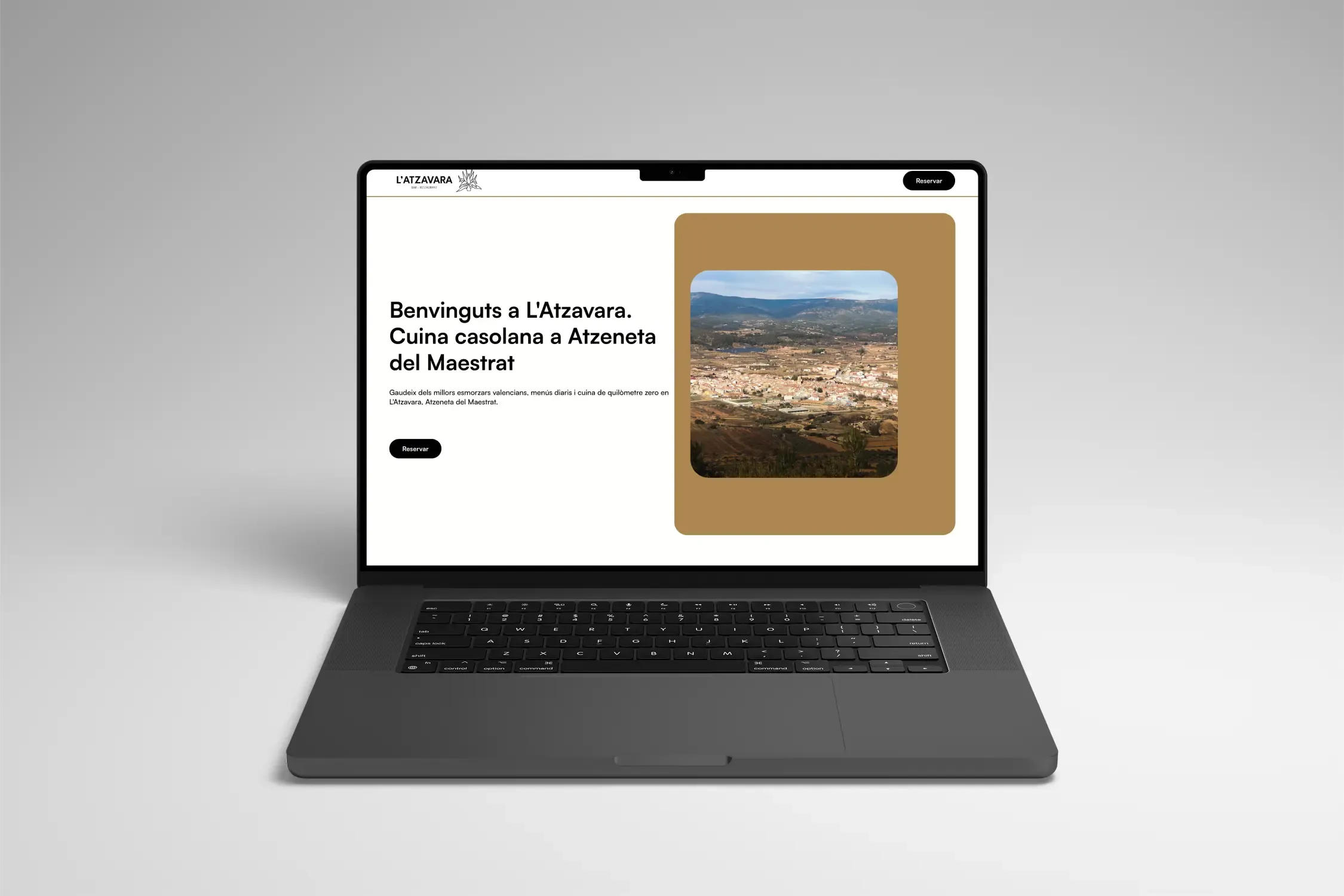 Web de L'Atzavara en un portátil
